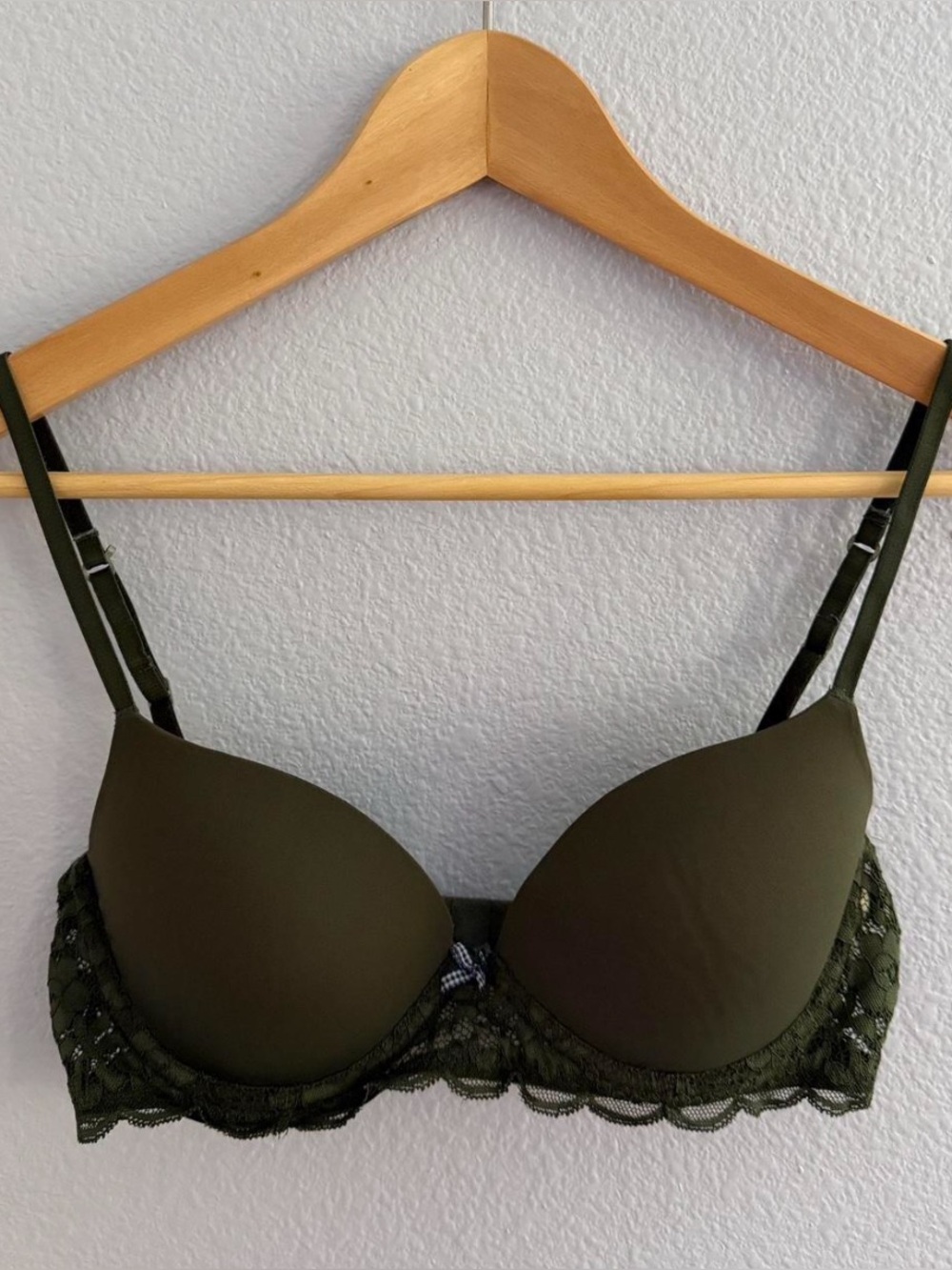 Y2K Dark green lace balconette bra from Hollister’s Gilly Hicks 34B